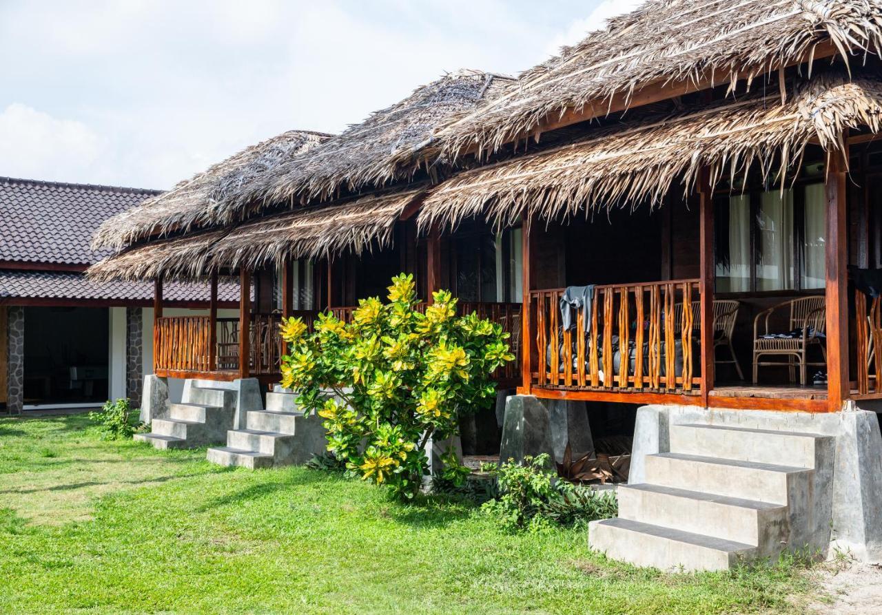The Ujung Bocur Bungalows Krui Buitenkant foto